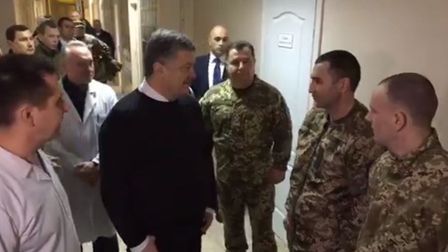 Порошенко посещает освобожденных военных в Киевском госпитале (онлайн-трансляция)