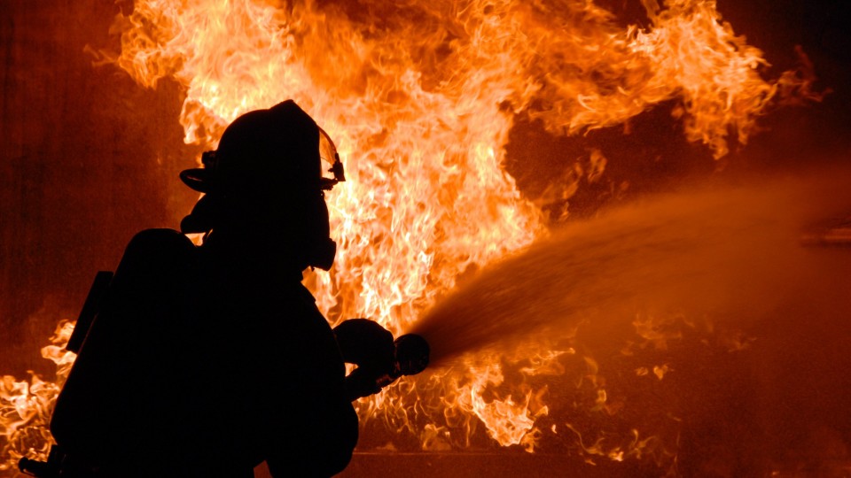 В Киеве cотрудники экстренных служб во время тушения пожара обнаружили труп женщины