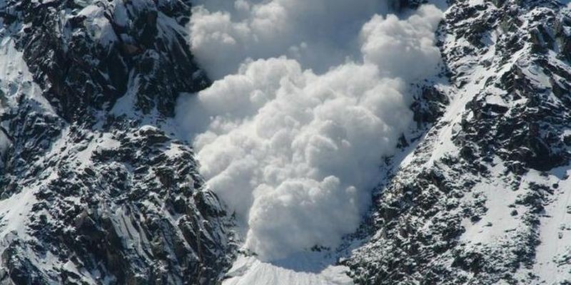 В ГосЧС предупреждают об опасности схода лавин в Карпатах