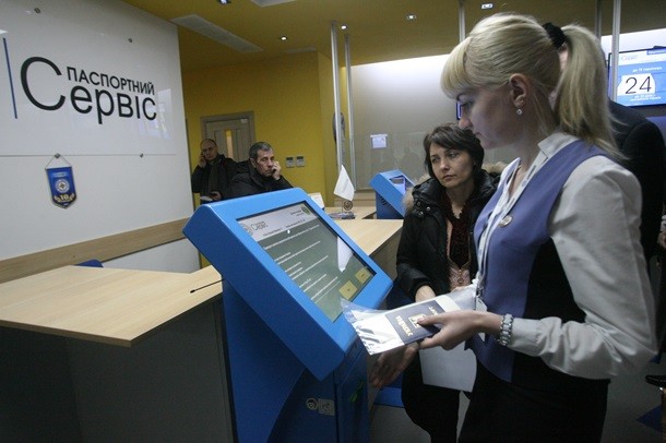 Изготовление загранпаспортов: украинцам советуют временно отказаться от поездки
