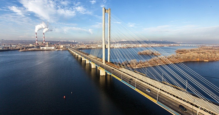 Вниманию водителей: движение на трех мостах в Киеве ограничат