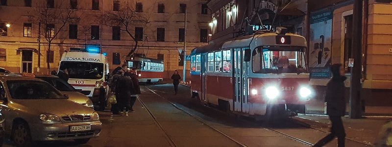 В Киеве в трамвае на Подоле врачи реанимировали мужчину (фото)