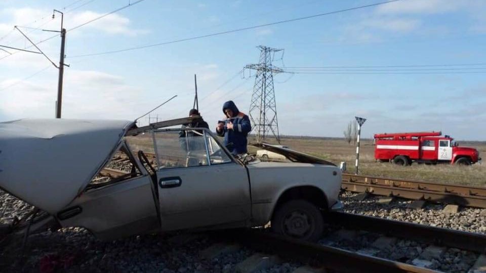 В Запорожской области локомотив снес легковушку (фото)