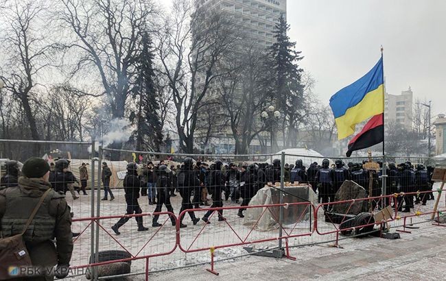 Под стенами парламента произошли столкновения силовиков и протестующих