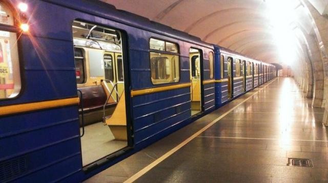Киевляне в ярости: в холода их заливает водой в метро