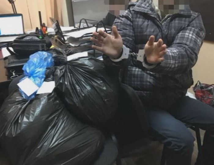 СБУ в Кривом Роге задержала полицейского, который продавал вещдоки