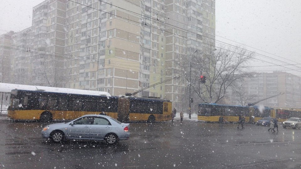 Снегопад в Украине: на Троещине сломалась электросеть троллейбусов
