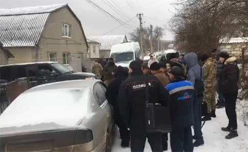 В оккупированном Крыму ФСБ проводит обыски и задержания крымских татар