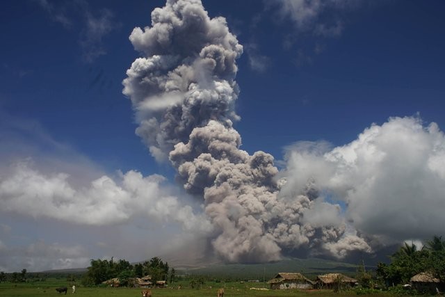 Масштабное извержение вулкана на Филиппинах: эвакуировано 40 тысяч человек
