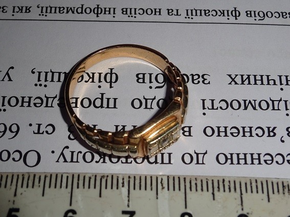 Сняли с руки перстень: киевлянина «развела» группа женщин