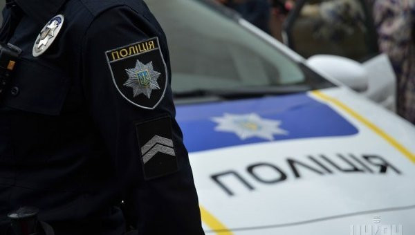 Полицейские напали на женщину в Киеве: опубликовано видео