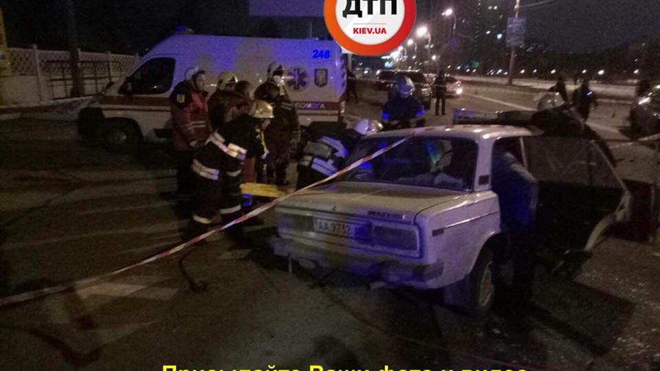 Серьезная авария в Киеве: один водитель сбежал, другой — в реанимации