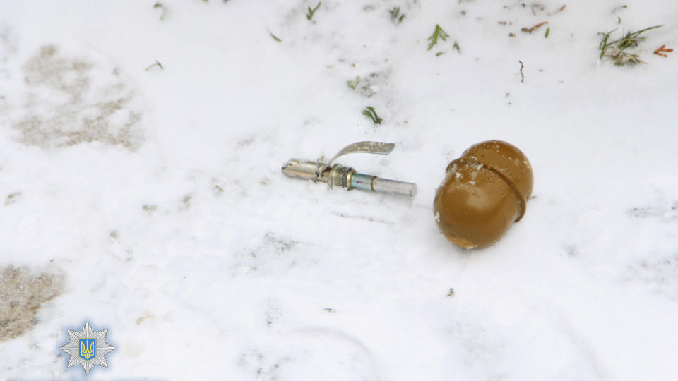 В Ровно возле школы обнаружили гранату