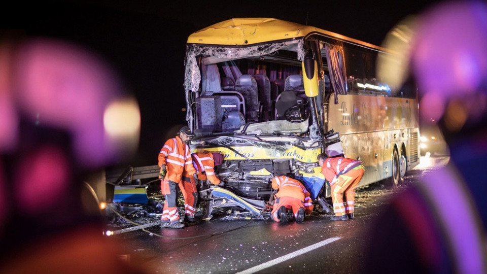 Автобус с туристами столкнулся с тяжеловесом: есть погибшие и раненые
