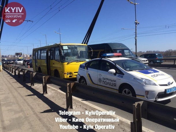 В Киеве патрульный автомобиль пострадал от маршрутки