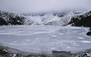 Украинские туристы провалились под лед на озере в польских Татрах