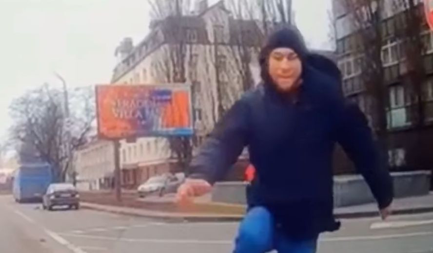 В Киеве неадекват сломал руку водителю, который не уступил ему дорогу: видео