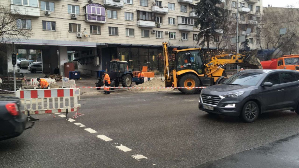 На одній із центральних вулиць Києва стався провал, фото