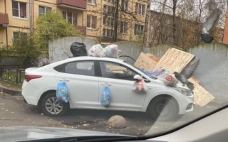 Киевляне проучили «героя-парковки»: автомобиль завалили мусором