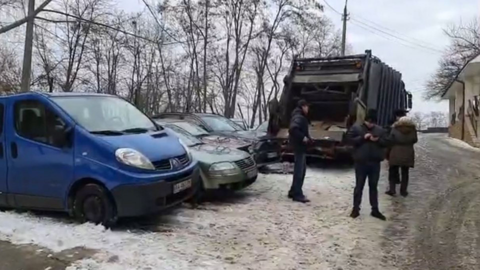 В Киеве мусоровоз разбил 9 автомобилей: видео, фото