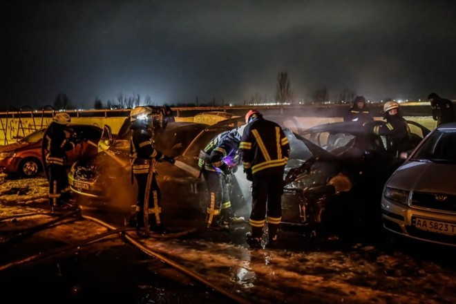 ЧП в спальном районе Киева: во дворе загорелись автомобили
