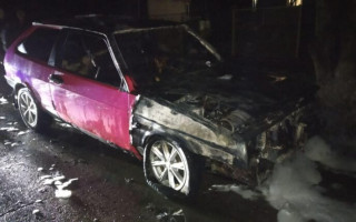 В Запорожской области сгорело 4 припаркованных автомобиля, фото