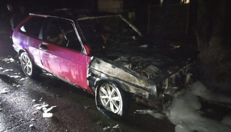 В Запорожской области сгорело 4 припаркованных автомобиля, фото