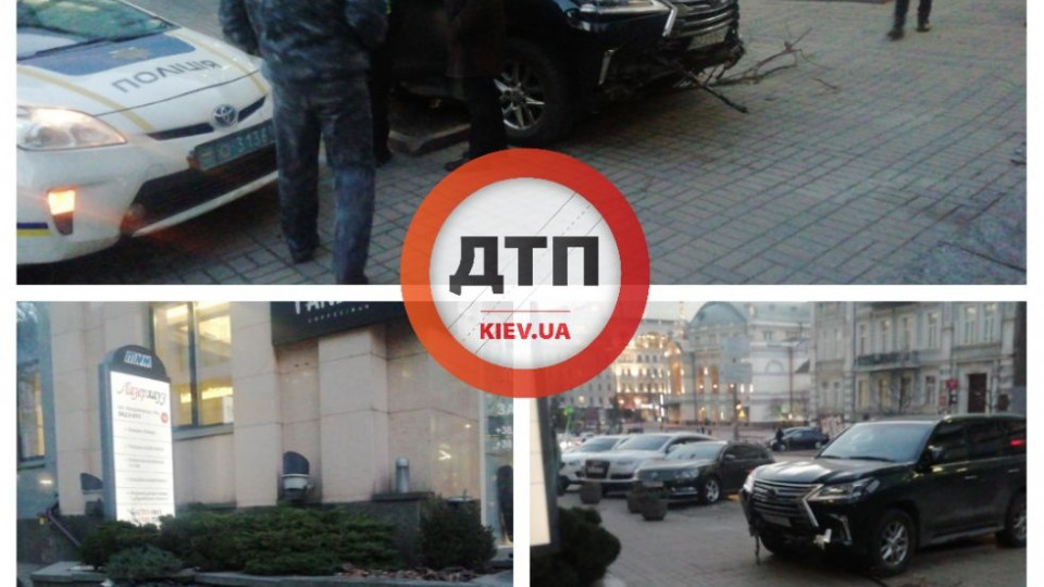В центре Киева авто врезалось в здание