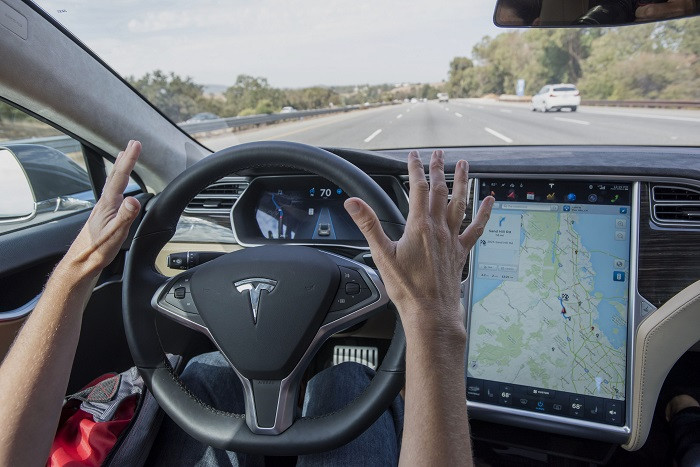 Tesla обвиняют в шпионаже через системы помощи водителям