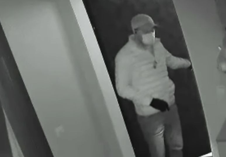 В Киеве двое мужчин ночью ограбили квартиру, видео