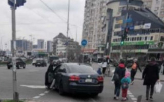 Серьезное ДТП в Киеве: Mitsubishi закрутило на перекрестке, фото