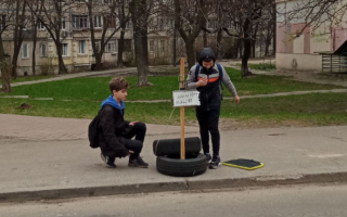 В Киеве заметили юных «бизнесменов»: подростки предлагают помыть машину за 20 грн