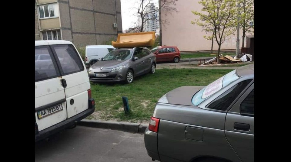 В Киеве с помощью дивана наказали «героя парковки», фото