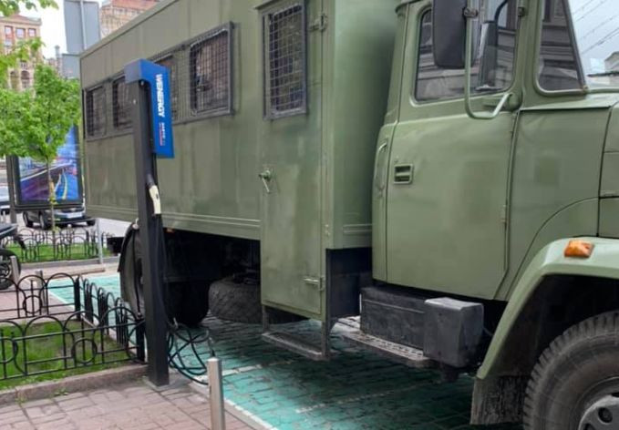 В Киеве автомобиль Нацгвардии стал «героем парковки», фото
