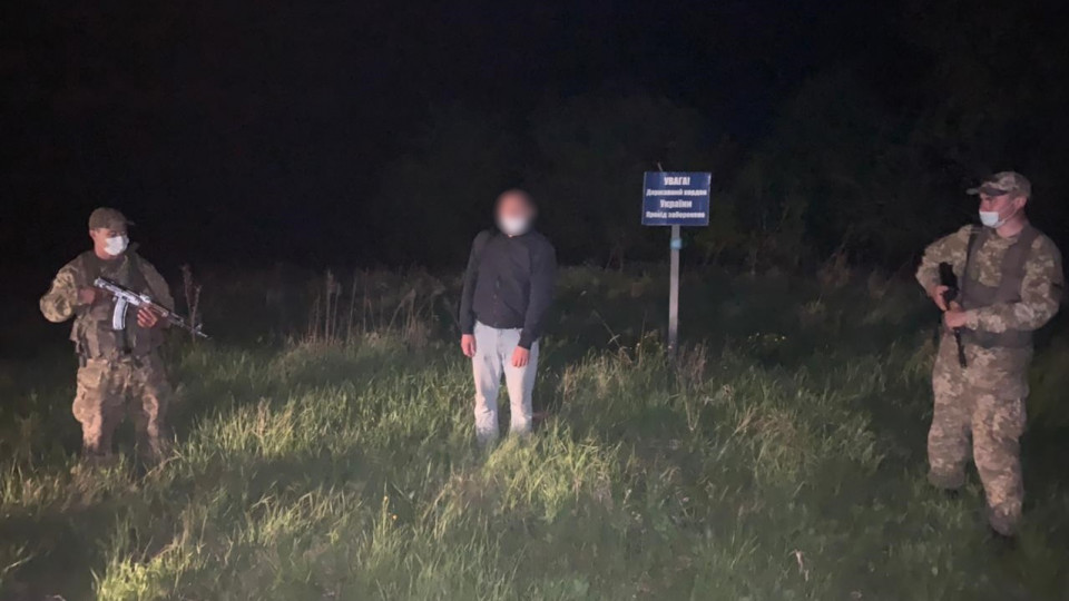 Пограничники задержали россиянина в лесу: закопал паспорт и выдавал себя за украинца