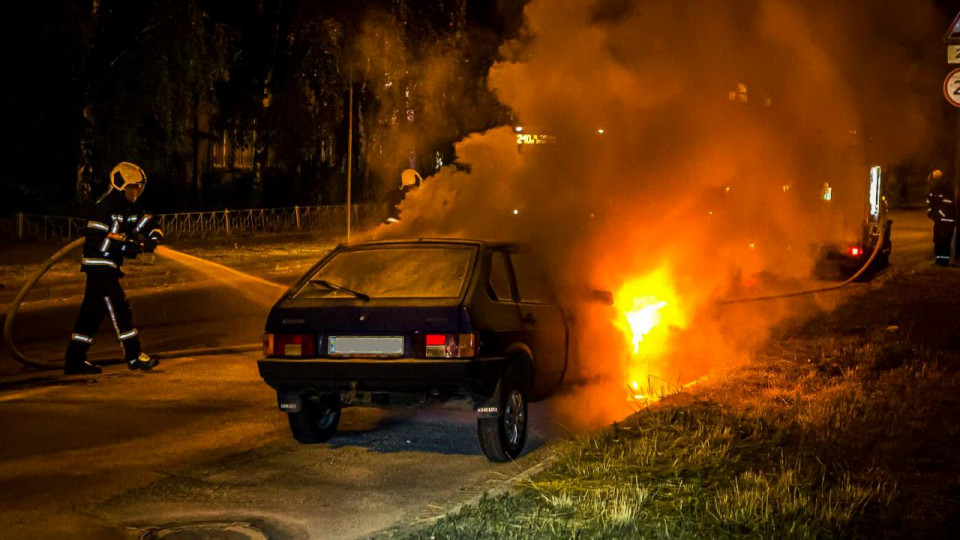 В Киеве ночью сгорел автомобиль: огонь тушили 14 спасателей