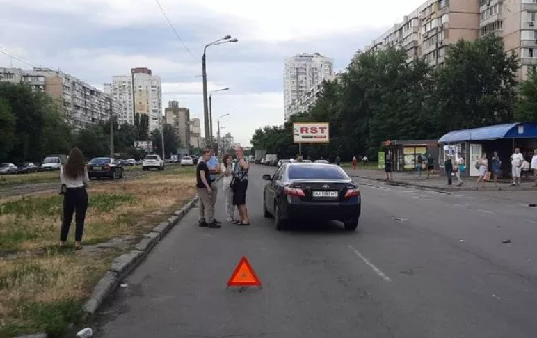 В Киеве мать с ребенком сбили на пешеходном переходе: фото