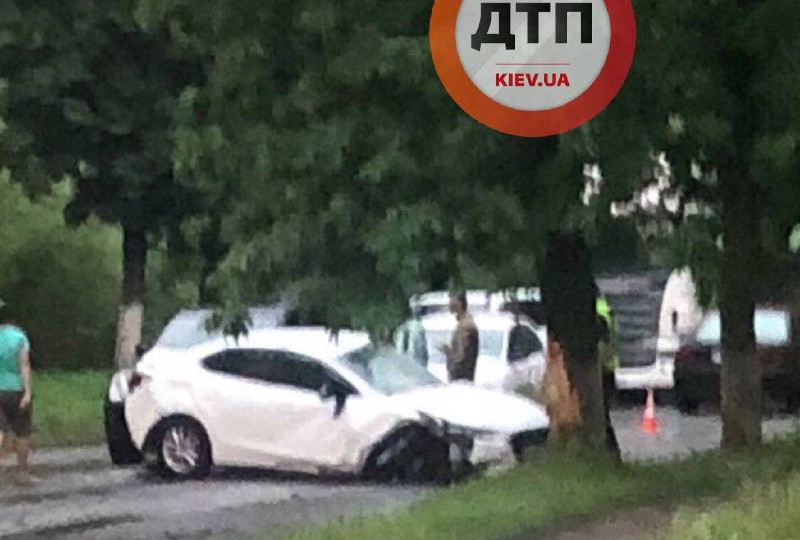 Под Киевом молния ударила в автомобиль с людьми