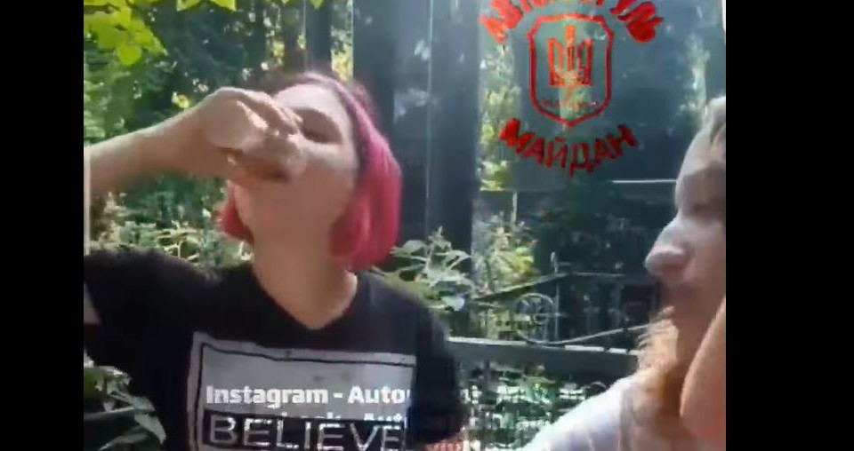 Алкоголь и песни: в Киеве школьники устроили вечеринку на кладбище, видео