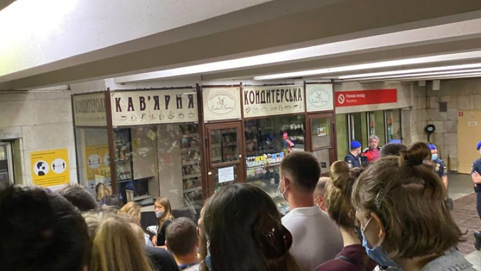 Огромные очереди и сломанные турникеты: в Киеве после концерта в метро произошел коллапс, фото