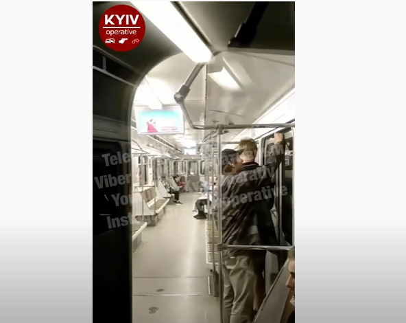 В метро Киева наглые пьяные подростки опять начудили, видео