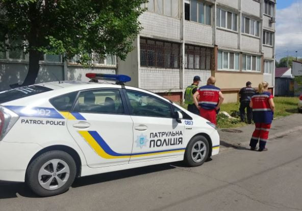 Трагедия в Киеве: мужчина выпал из окна и погиб на месте