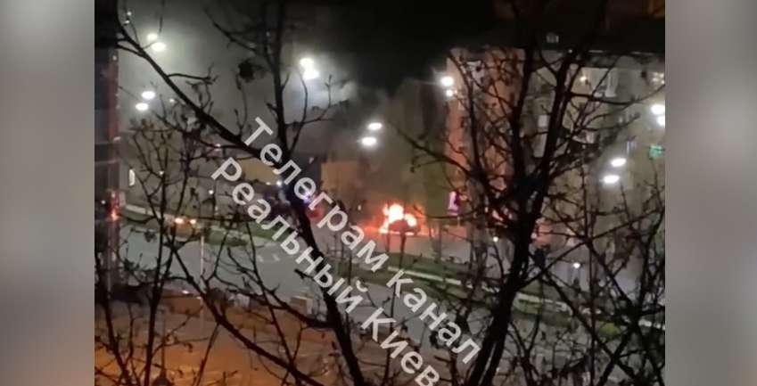 В Киеве в начале бульвара Леси Украинки загорелся автомобиль, видео