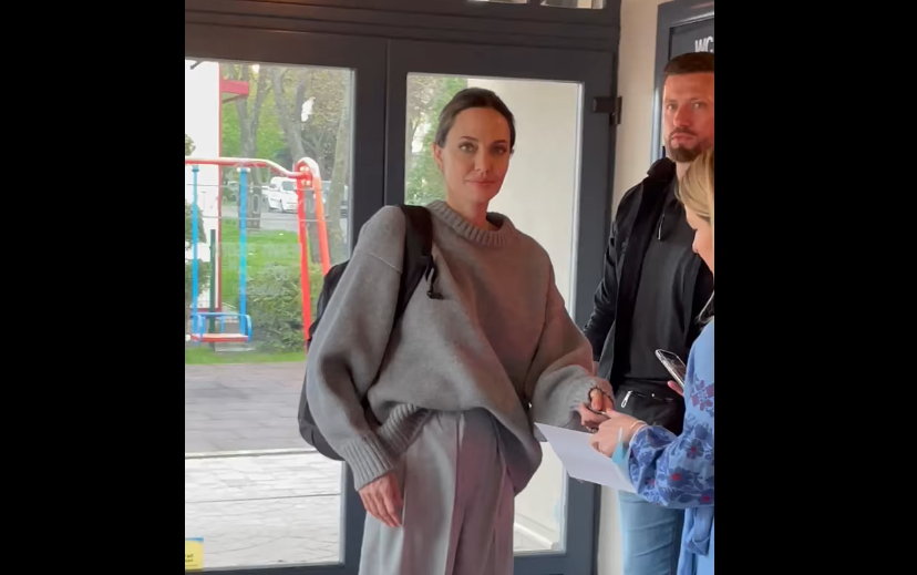 Анджелину Джоли заметили в кофейне во Львове, видео