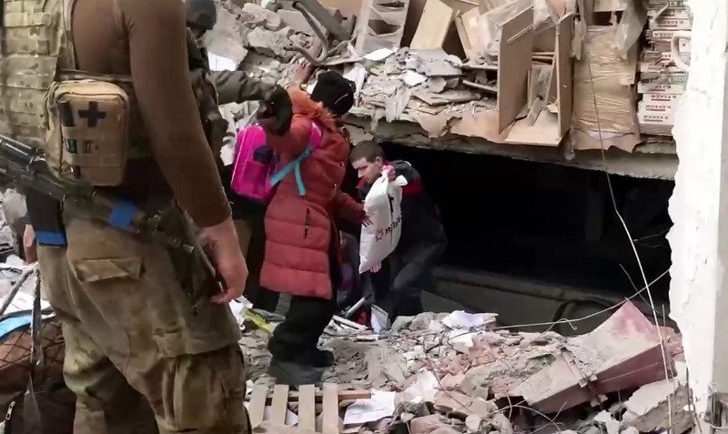 Полк «Азов» показав унікальні кадри операції з порятунку людей в Маріуполі: відео