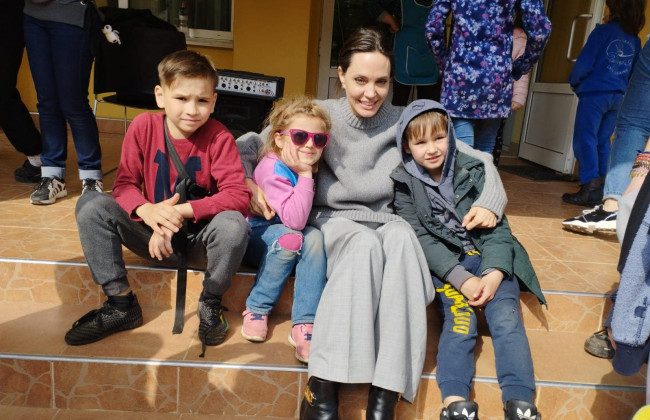 Джоли навестила во Львове детей, пострадавших в результате авиаудара по вокзалу в Краматорске, видео