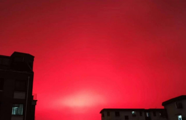 Небо в округе Китая внезапно стало кроваво-красным, видео