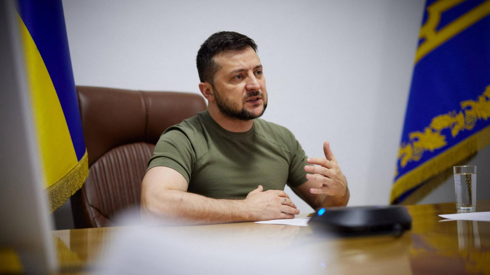 Зеленский назвал три основания для выезда депутата из Украины