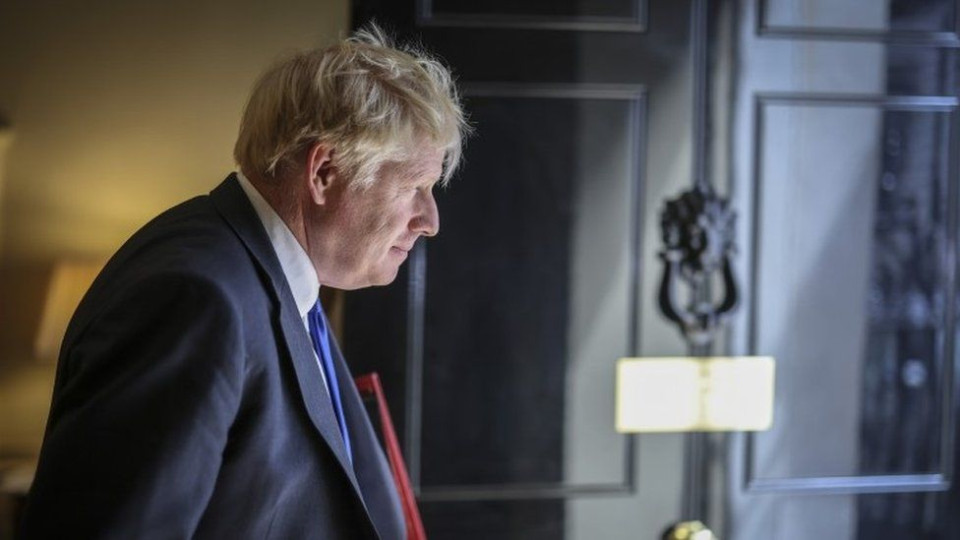 Борис Джонсон уходит в отставку, но останется премьером, - BBC