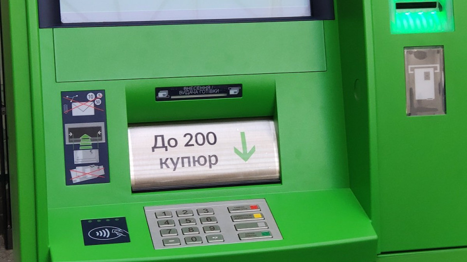 У Києві викрили шахрая,  який через термінал намагався обміняти пошкоджені банкноти